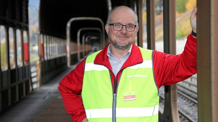 Daspö ot ons es Simon Rohner da Lavin il manader dal transport d’autos dal Vereina pro la Viafier retica (fotografia: Viafier retica).