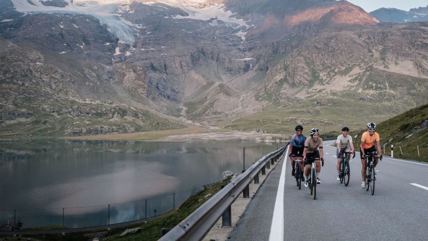 Velofahrerinnen unterwegs am Berninapass. Foto: M. Walther