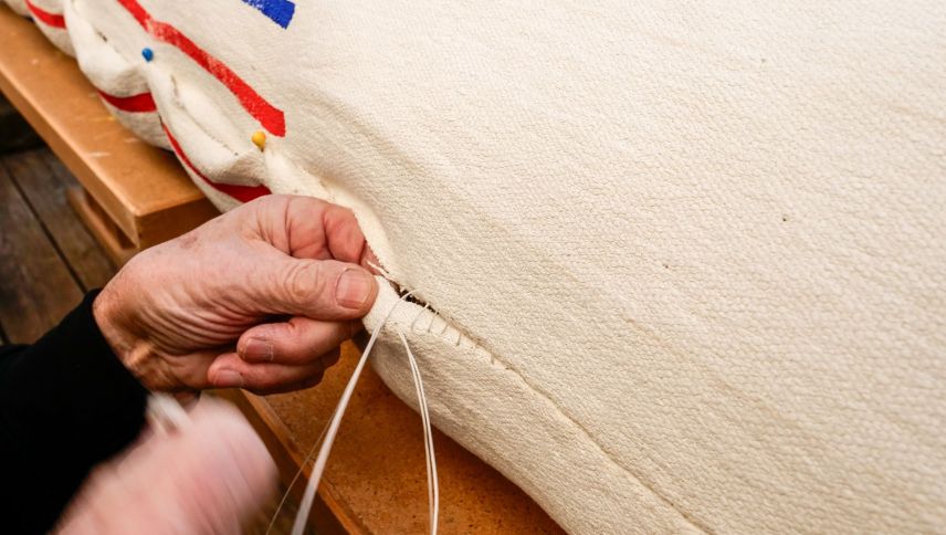 Der selbstredend von Hand genähte Sattlerstich hinterlässt eine verdeckte Naht.  Foto: Jon Duschletta