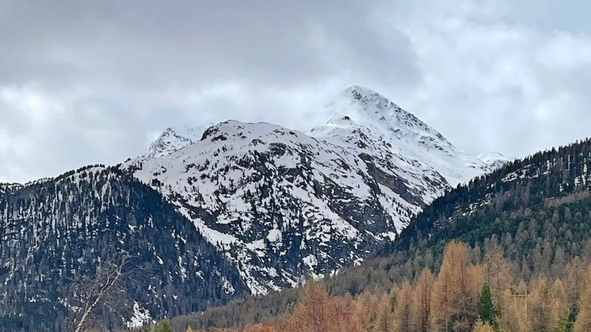 Muot d‘Mez, Muot Dadains und Piz Chalchagn (teilweise in den Wolken), von links. Die Gemeinde Pontresina hat sich gegen eine flächendeckende Installation von Warnsystemen in den Bergen ausgesprochen. Foto: Reto Stifel