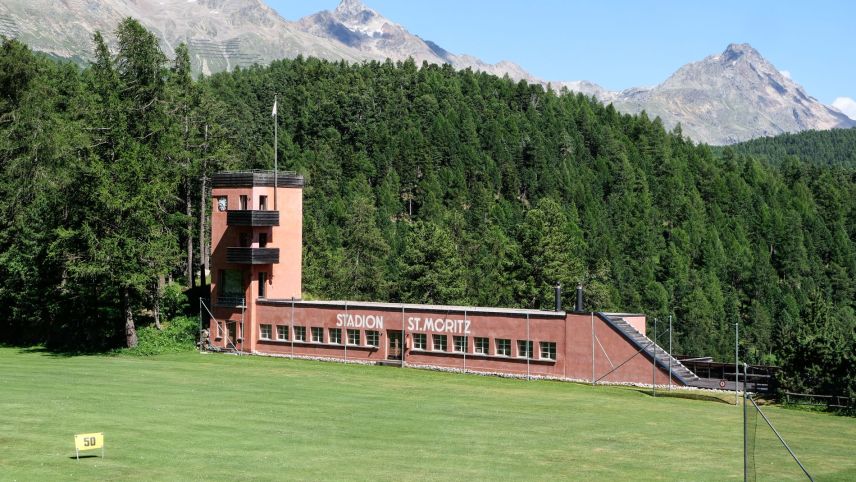 Schrieb Sportgeschichte, das Olympiastadion von St. Moritz von 1928 und 1948. Heute das Zuhause des  Künstlers und Möbeldesigners Rolf Sachs. 