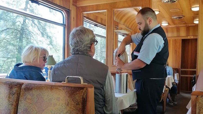 Der Spanier Ricardo Morano arbeitet im Service und balanciert mit Speis und trank gekonnt durch den schmalen Gang des Gourmino.