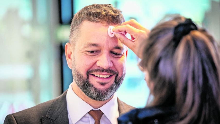 Der neu gewählte Nationalrat Roman Hug (SVP) bereitet sich auf die Fahrt nach Bern vor (Foto: RTR/Yanik Bürkli).