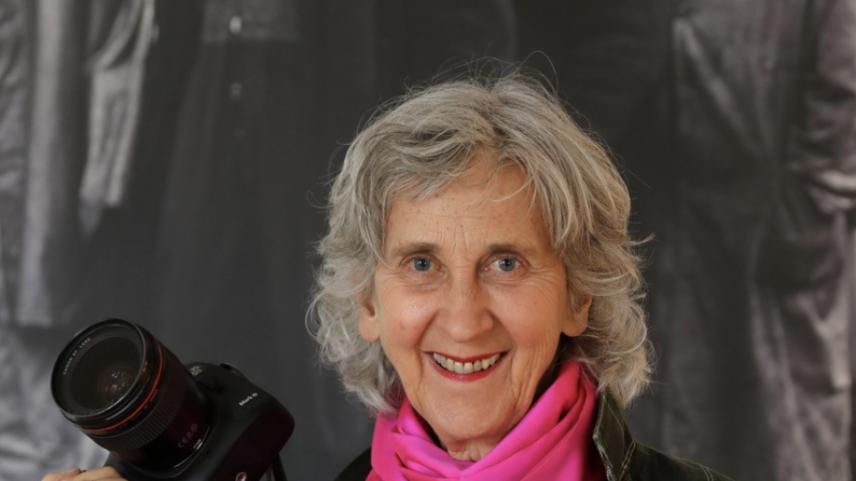 Die 80-jährige Fotografin vor einem ihrer Bilder. Foto: Pia Zanetti