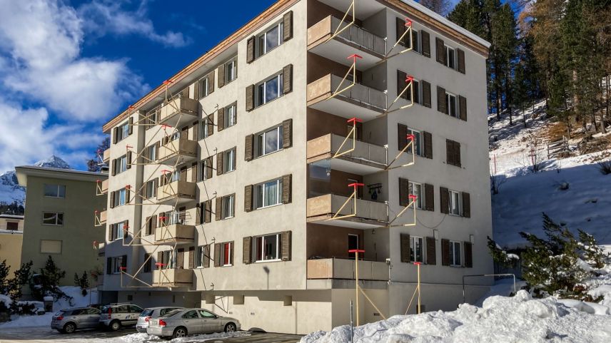 Die Liegenschaft Via Surpunt 67 in St. Moritz-Bad wird energetisch saniert und mit neuen Garagenboxen und Balkonen ergänzt. Fotos: Jon Duschletta