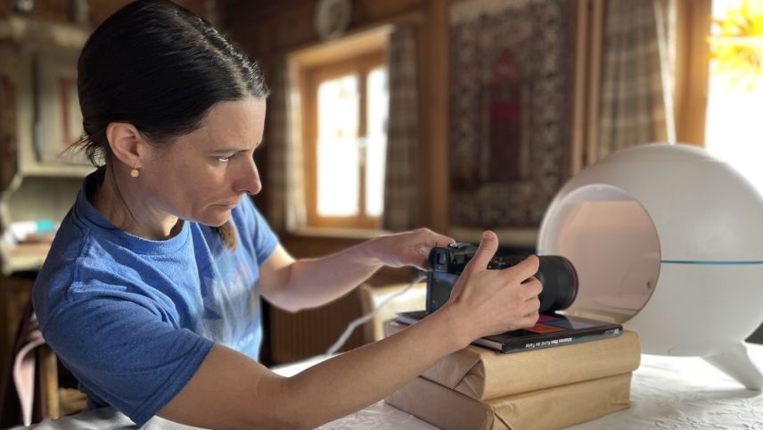 Notta Caflisch fotografiert "Morins" für ein Kunstprojekt. Foto: Fadrina Hofmann