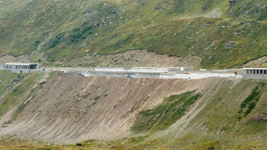 Die wintersichere Verbindung von Livigno in Richtung Schweiz bleibt weiter eingeschränkt. An der Strasse zum Passo Forcola in Richtung Berninapass werden neue Strassengalerien gebaut obschon seitens Schweiz die Wintersperre Bestand haben wird.