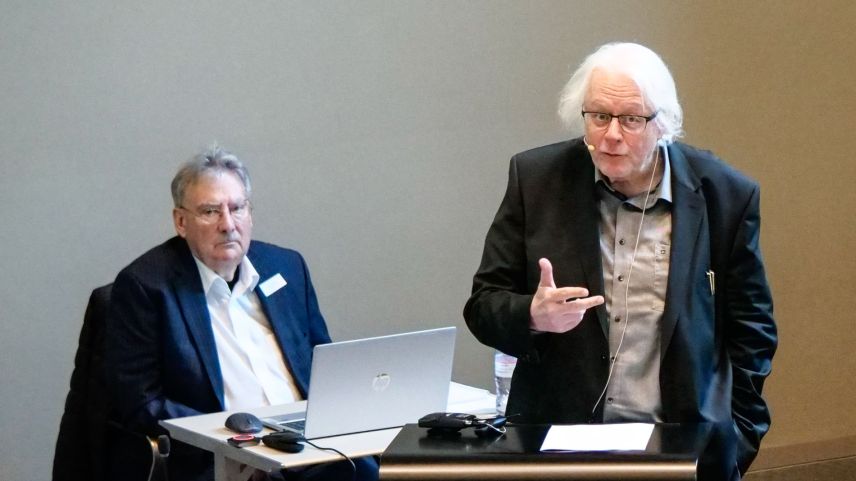 SP-Urgestein Peter Bodenmann während seinen Ausführungen in Chur. Links der Sekretär der IG Kleingemeinden GR, Alex Brembilla. Foto: Jon Duschletta