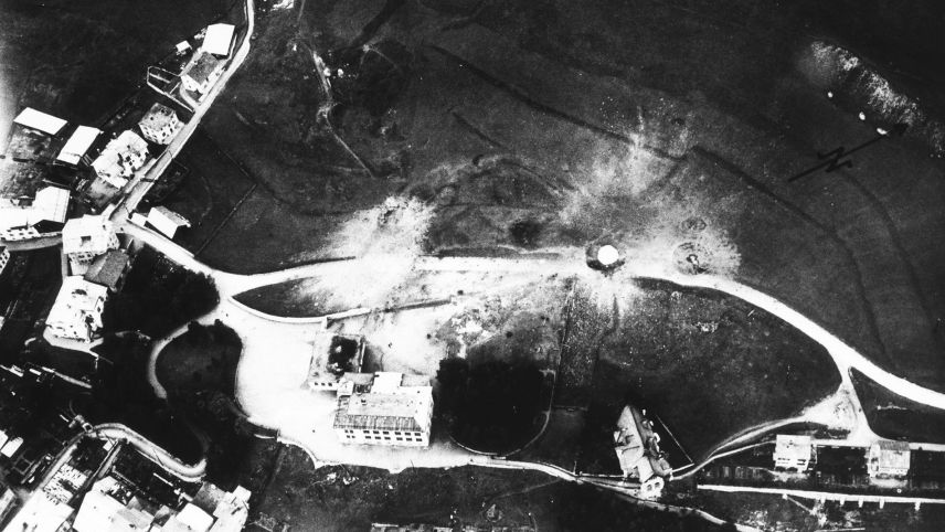 Bombenkrater in Samedan. Foto: Archiv Festungsmuseum Crestawald