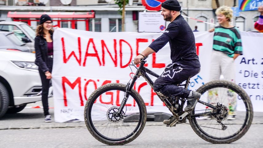 Letztes Jahr demonstrierte die Bündner Klimajugend zum Auftakt der Juni-Session des Grossen Rates vor der Churer Stadthalle und forderte unter anderem einen Wandel in der kantonalen Klimapolitik. Archivfoto: Jon Duschletta