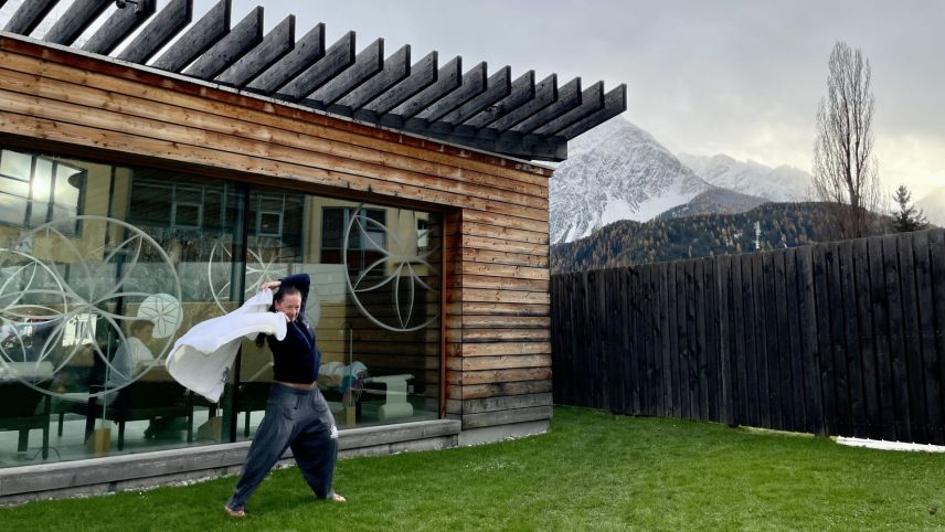 Susanne Stenz, amtierende Aufguss-Schweizermeisterin, zeigt in Scuol, wie Wedeln funktioniert. Foto: Fadrina Hofmann