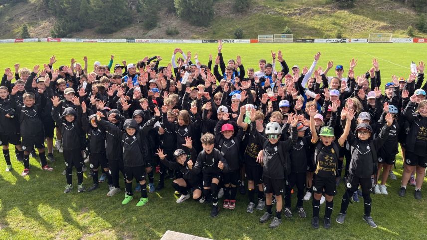 Zufriedene Fussballkids nach dem Appell und kurz vor dem Feierabend. Foto: Andrea Gutgsell