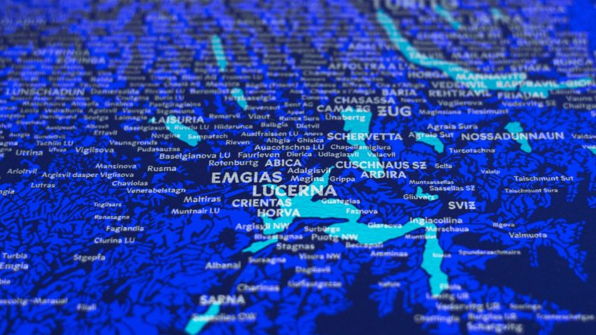 L’ouvra d’art «Svizra Rumantscha» da Donat Caduff. L’artist ha creà noms rumantschs per passa 2000 cumüns rumantschs (fotografia: Donat Caduff).