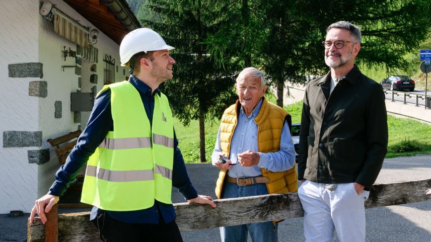 Torry Trautmann, Tänzer und Mitarbeiter bei Origen, Adolf Poltera, Nachbar und treuer Zaungast, sowie Giovanni Netzer, Origen-Intendant (von links) fachsimpeln während einer kurzen Pause auf dem Bauplatz in Mulegns