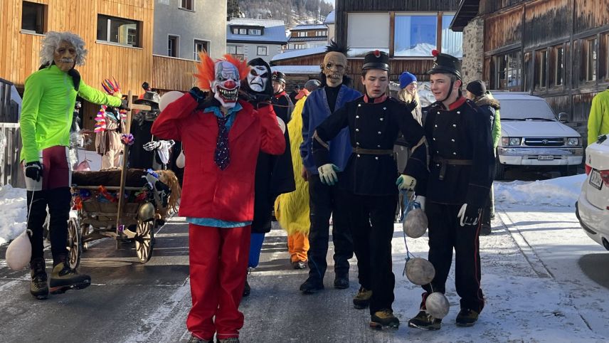 Il cortegi da Chalandamarz a Ftan in tschercha da las mattas (fotografia: Martin Camichel).
