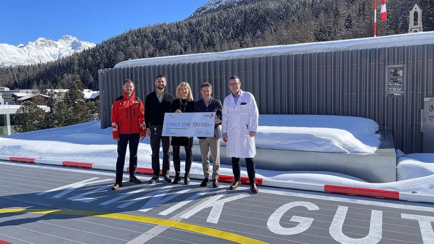 Scheckübergabe: Philipp Simmen, Leiter Helikopteroperationen Rega – Marco Salzgeber, CEO Klinik Gut – Dr. med. Julia Rouhi, Standortleiterin Klinik Gut – Ernst Kohler, CEO Rega – Dr. med. Patrick Baumann, medizinischer Direktor Klinik Gut. Foto: z. Vfg