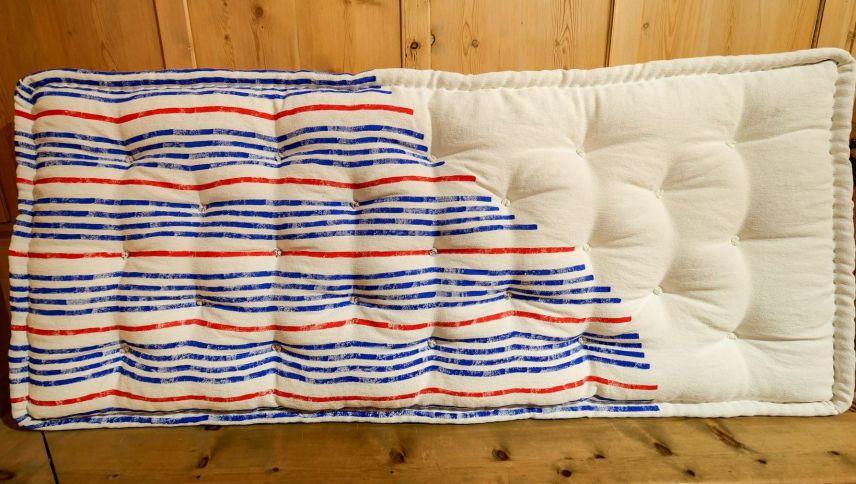 Nach dem Nähen der typischen Randwulste und dem Befestigen der ebenso typischen Abhefter präsentiert sich die Edition-Suisse-Matratze in ihrem modernen Kleid. Foto: Jon Duschletta