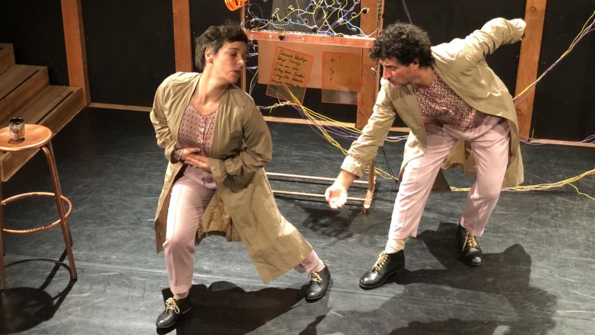 Ein Bühnenstück, das vor allem von der Bewegung lebt: Sara Francesca Hermann und Roberto Chiriatti bei ihrem Auftritt im Zuoz Globe. Foto: Marie-Claire Jur