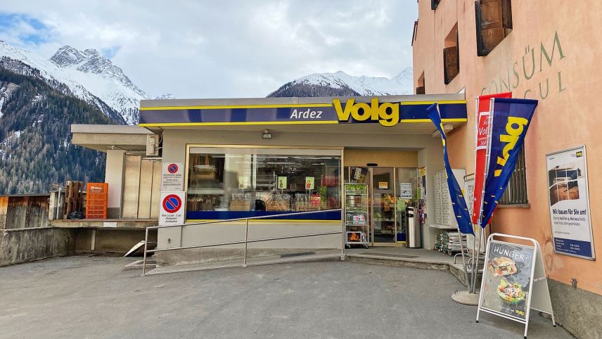 Il Volg ad Ardez vain renovà e serra sias portas la mità da quist mais (fotografia: Daniela Dobler).