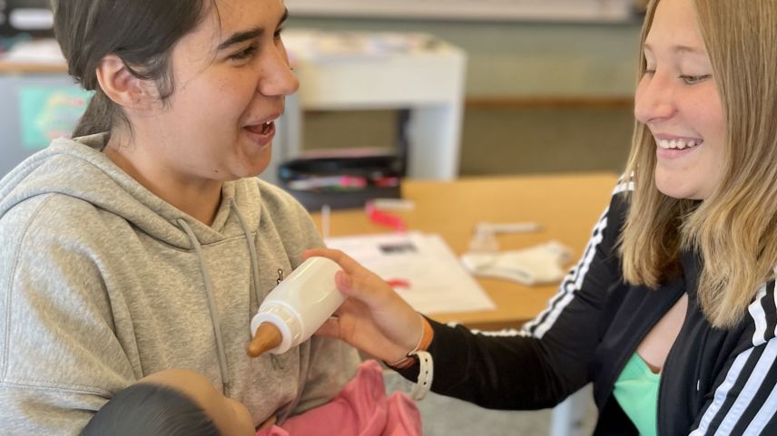 Zusammen ist die Betreuung des Babys einfacher. Foto: Fadrina Hofmann