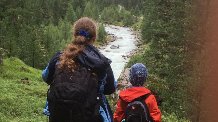 Zwei Mitglieder des Vereins Aurora, eine verwitwete Mutter und ihr Kind, wandern durch die Val Roseg.	
Foto: Verein Aurora