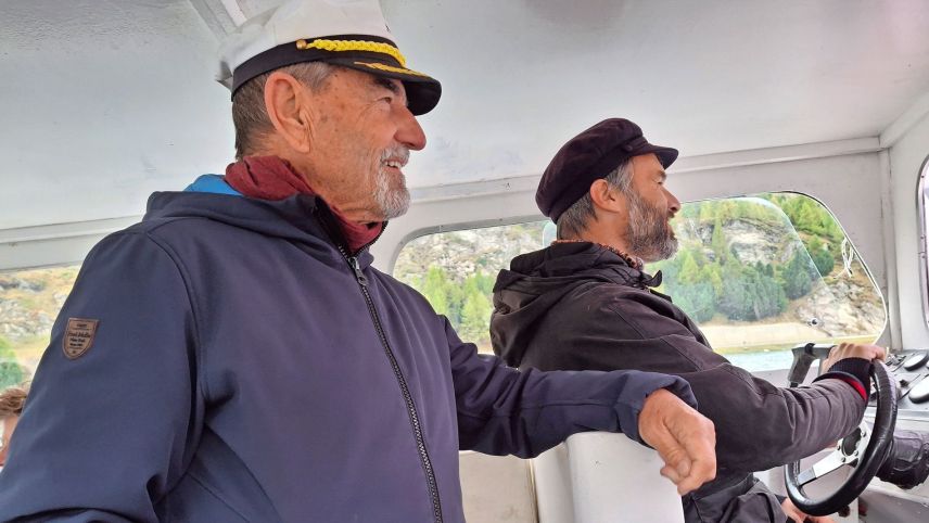 Franco Giani übergibt das Ruder des höchstgelegenen Linienschiffs «Sils Maria» an Kapitän Luca Crosta. Fotos: Urs Oskar Keller