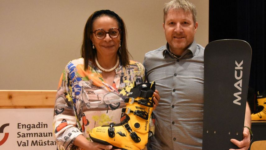 Die Verwaltungsratspräsidentin Gabriella Binkert Becchetti und Hansruedi Ammann von der Mountain Slope AG mit den Snowboard-Alpin-Rennschuhen und Snowboards aus Val Müstair (Foto: Nicolo Bass).