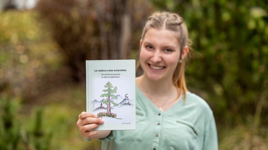Arina Carpanetti aus Ftan verfasste im Rahmen ihrer Maturaarbeit ein eigenes Kinderbuch auf Rätoromanisch.	