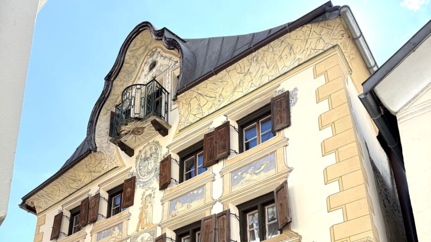 Ein Haus wie ein Mahnmal - die Chasa dals Spus. Foto: Fadrina Hofmann