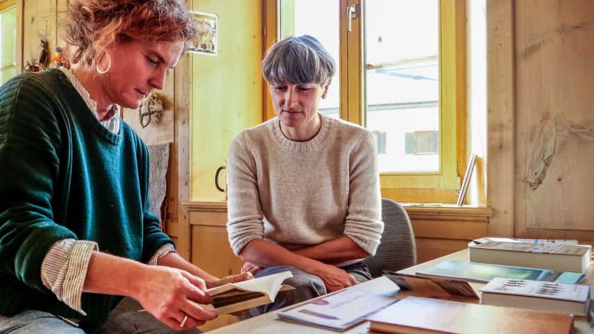 artasfoundation-Projektleiterin Mara Züst (links) und die einheimische Druckkünstlerin Esther Schena.