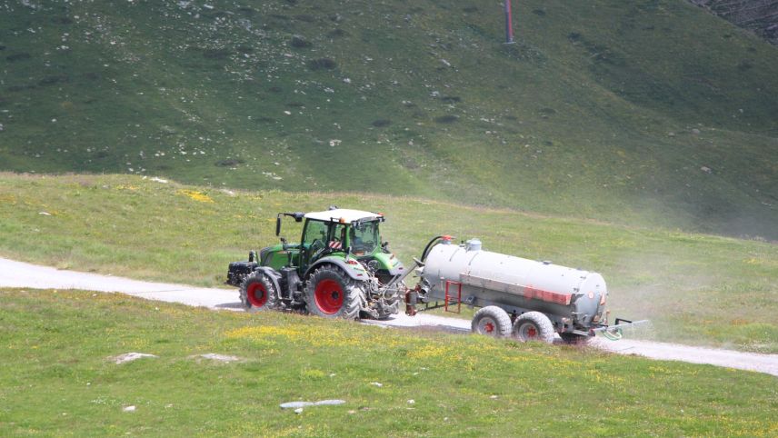 Ein Traktor mit einem Güllefass kurvt unentwegt auf den Wander- und Bikewegen von Corviglia herum. Er bewässert die Zufahrtswege zur Grossbaustelle des Lej Nair Pitschen, damit sich nicht zu viel Staub entwickelt.
