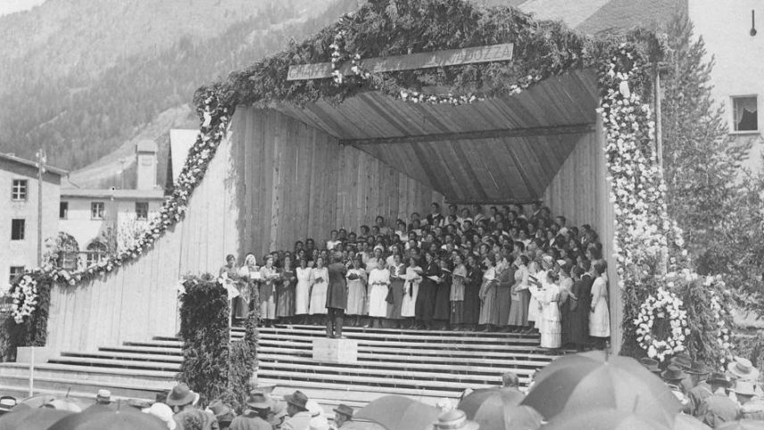 Il Cor masdà Scuol a la festa da chant 1920 a Zernez cul dirigent Robert Cantieni (fotografia: mad).