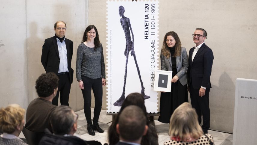 Die Lancierung der neuen 120-Rappen-Sonderbriefmarke «Alberto Giacometti» im Kunsthaus Zürich mit, von links: Philippe Büttner, Isabelle Bühler, Carolin A. Geist und Stefan Bühler. Foto: Mayk Wendt