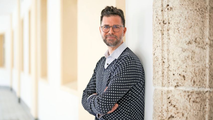 Rico Valär es professer da litteratura rumauntscha a l’Universited da Turich (fotografia: Mayk Wendt).