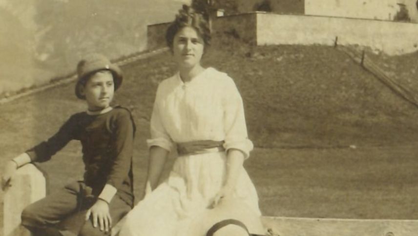 Maria Bass und Junge vor der Kirche San Gian. Foto: Kulturarchiv Oberengadin