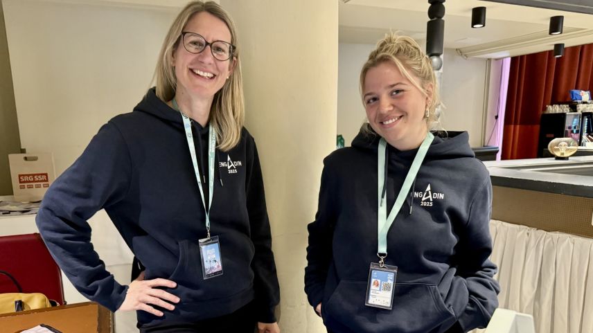 Rektorin Ursula Oehy Bubel und Studentin Leonie Ruckstuhl arbeiten im Medienzentrum. Foto: Fadrina Hofmann