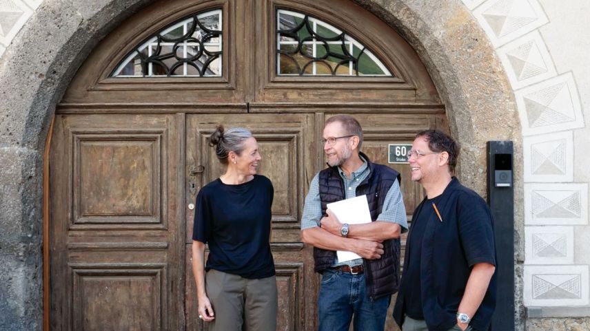 Carmen Gasser Derungs, Jon Andrea Könz und Remo Derungs vor der Eingangstüre der 474 Jahre alten Chesa Gregori.