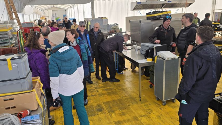 Bei der Führung bot sich die besondere Gelegenheit, auch Orte zu besichtigen, die ansonsten für die Öffentlichkeit nicht zugänglich sind. Wie hier die Küche für das VIP Zelt. Foto White Turf / Christian Mettler
