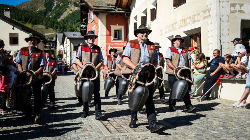 Der Alpabzug wird von Schweizer Brauchtum wie den S-Cheleders La Margna begleitet. Foto: Steve Hagedorn