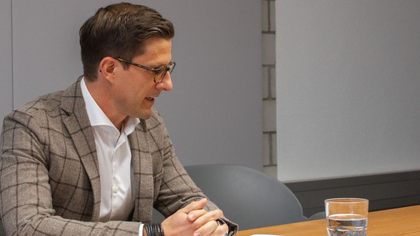 Hingegen ist Curdin Schmidt der Meinung, das Projekt sei zu teuer. Zudem kritisiert er den Ablauf des Abstimmungskampfes, bei welcher sich die Gemeinde-Exekutive klar auf der Befürworterseite positionierte. 