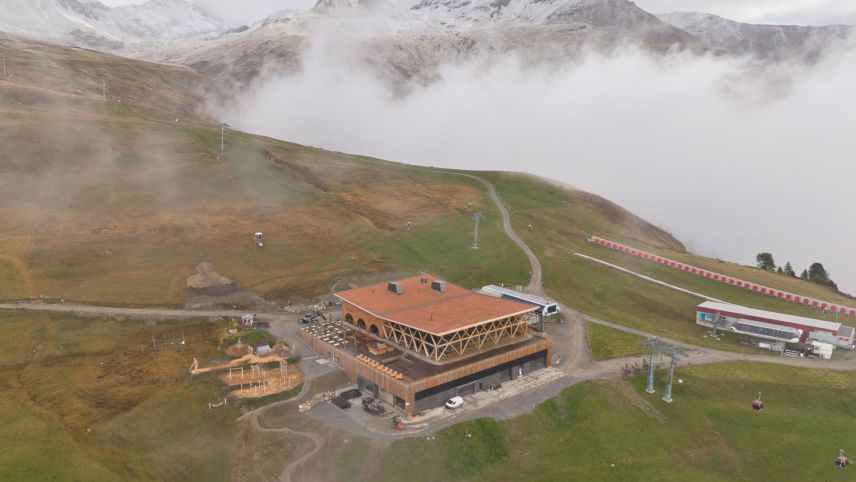 Gnanc’amo avert dürant ün on – e fingià respunsabel per ün schmertsch da record: il restorant da muntogna «La Motta» sur Scuol (fotografia: Michael Steiner).