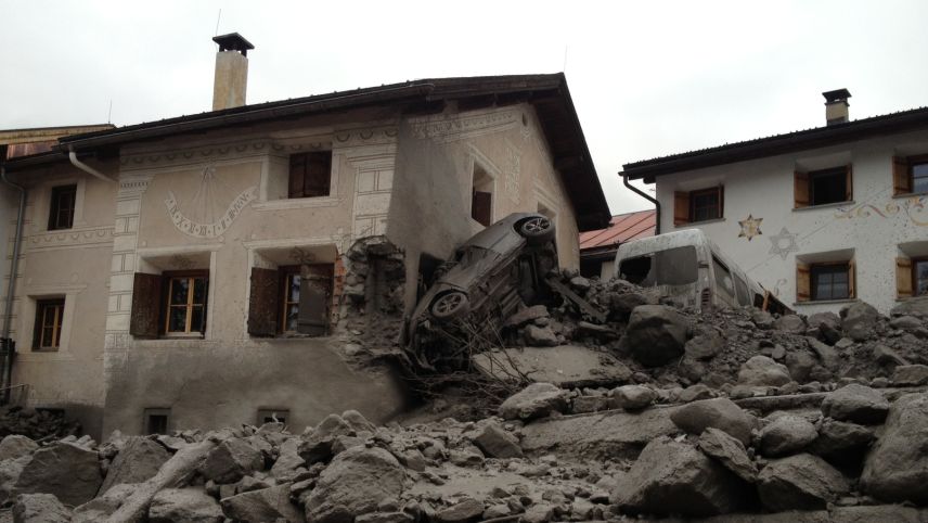 La chasa da la Crusch blaua a Pradella davo cha la bouda giò da la Val Triazza d’eira rivada in cumün (fotografia: Cumün da Scuol).