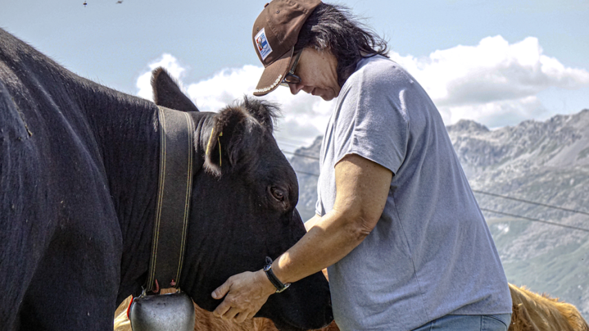 Die Landwirtin Birgit Forster aus dem Thurgau besucht ihre Tiere im Engadin.