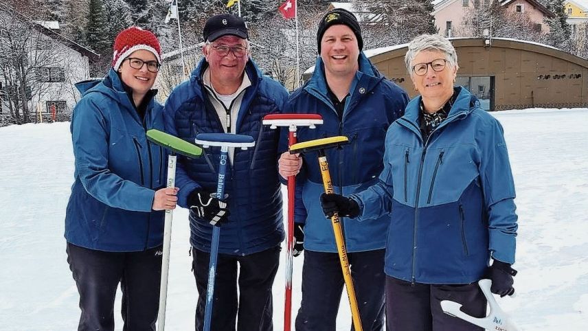An der «Giandaplata» in Sils den letzten Schliff für Silvaplana geholt (von links): Karin, Skip Heinz, Enrico und Deti Ming, das einzige reine Familienteam an der Coppa Romana.				Foto: z. Vfg
