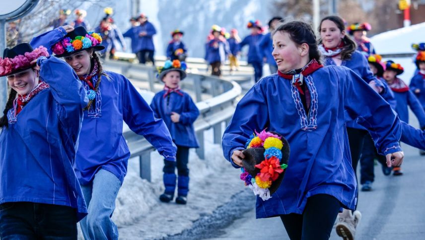 Die Schülerinnen und Schüler der Gemeinde S-chanf kehren nach Cinuos-chel zurück, wo der erste Chalandamarztag zu Ende geht. Foto: Jon Duschletta
