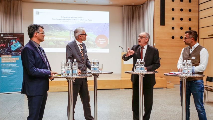 Das Podium zur Entwicklung alpiner Regionen (v.l.n.r.): Regierungspräsident Marcus Caduff, Moderator Peter Moser, Bundesrat Guy Parmelin und Unternehmer und Vizepräsident des Bündner Gewerbeverbands Jan Koch. Foto: Jon Duschletta