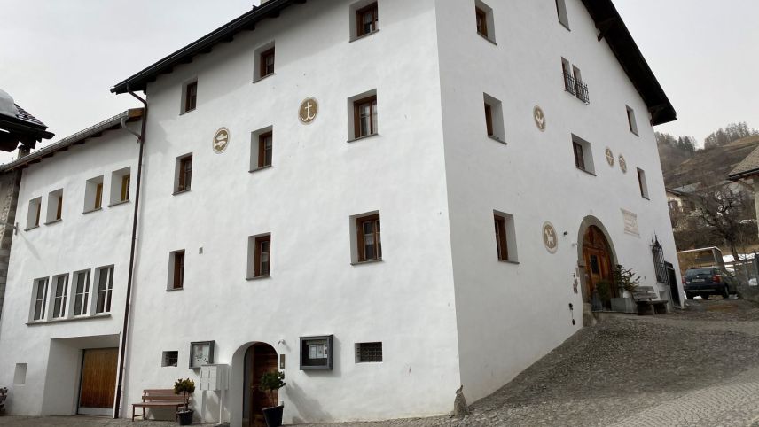 La corporaziun evangelica Scuol-Tarasp ha tscherchà üna nouva predichanta o ün nouv ravarenda (fotografia: Andri Netzer).