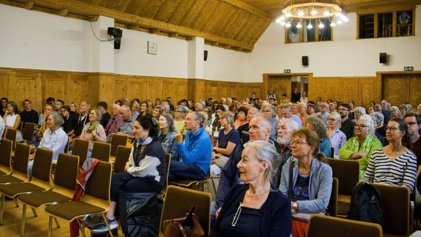 Montagmorgen und ein Lächeln: 162 Teilnehmende freuen sich auf den Vallader-Kurs. Fotos: Barbara Esther Siegrist