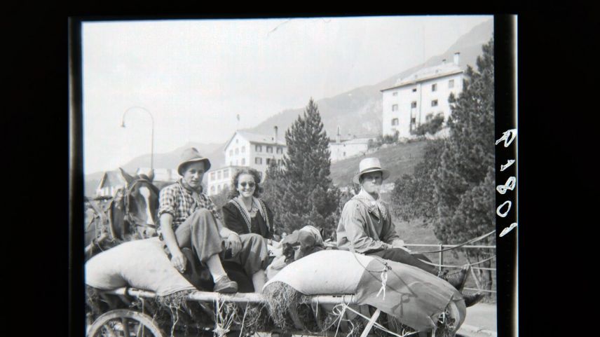 Bauern mit einem Heuwagen in Samedan. Foto: Kulturarchiv Oberengadin/Gustav Sommer