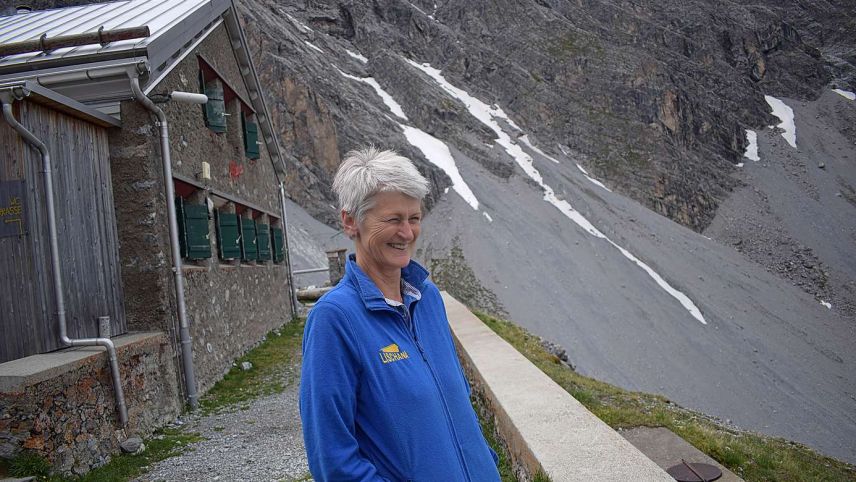 Ursula Hofer-Pirchegger verbringt ihre letzte Saison als Hüttenwarting auf der Chamonna Lischana, danach geht sie in Pension. Fotos: Imke Marggraf